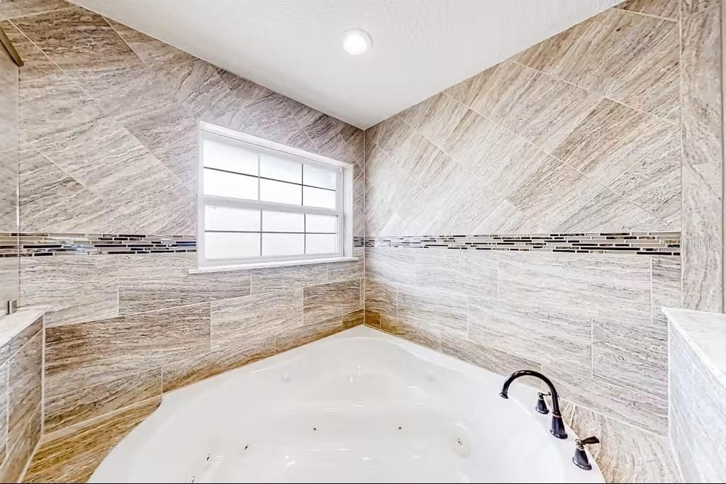 出租: $3,899 (5 贝兹, 4 浴室, 3328 平方英尺)