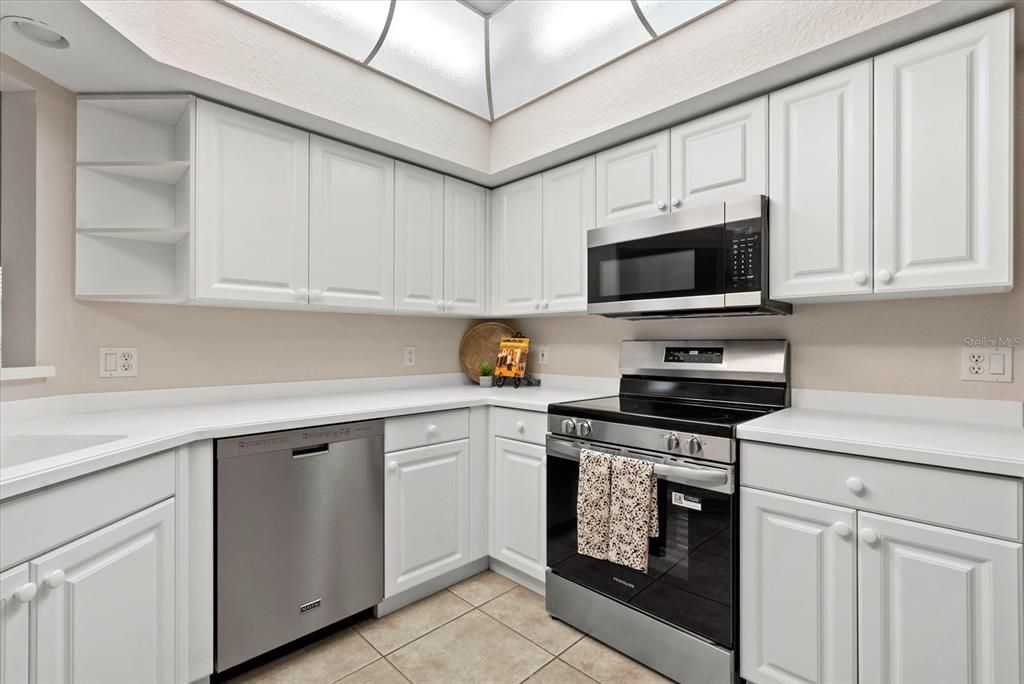 Active With Contract: $249,000 (2 beds, 2 baths, 1352 Square Feet)