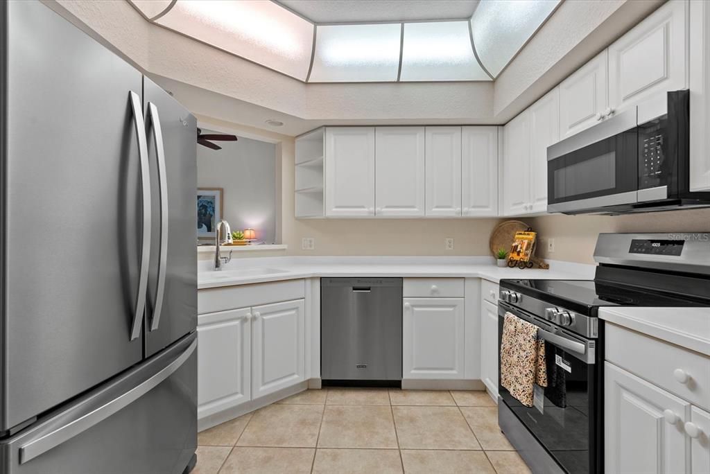 Active With Contract: $249,000 (2 beds, 2 baths, 1352 Square Feet)