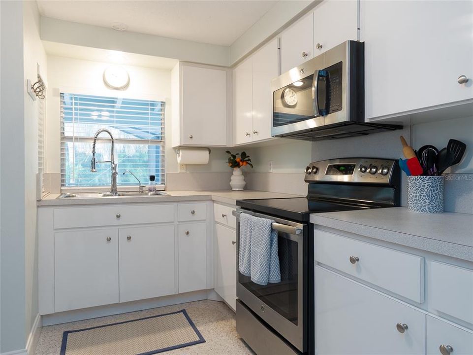 Под контрактом: $612,000 (2 спален, 2 ванн, 1013 Квадратных фут)