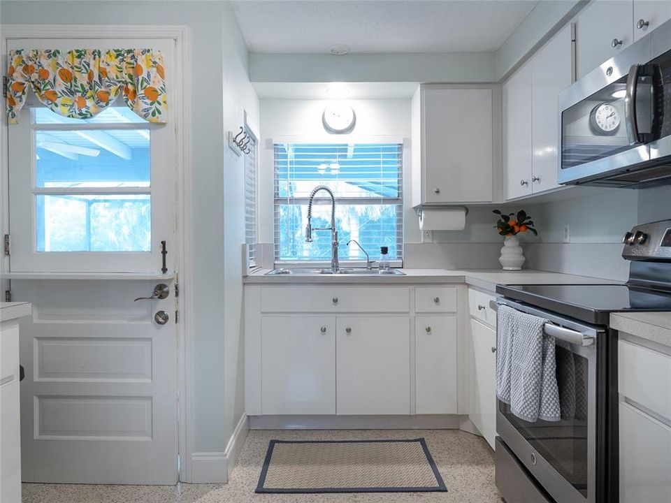 Под контрактом: $612,000 (2 спален, 2 ванн, 1013 Квадратных фут)