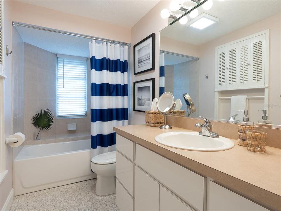 Под контрактом: $612,000 (2 спален, 2 ванн, 1013 Квадратных фут)