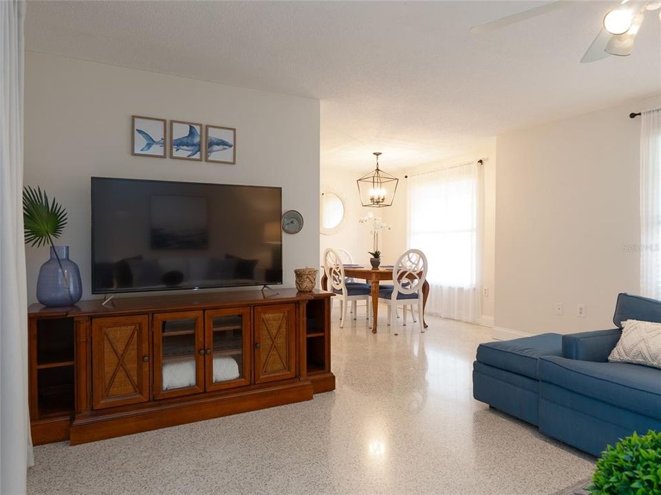 Под контрактом: $612,000 (2 спален, 2 ванн, 1013 Квадратных фут)