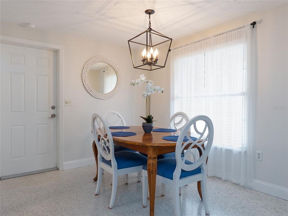 Под контрактом: $612,000 (2 спален, 2 ванн, 1013 Квадратных фут)