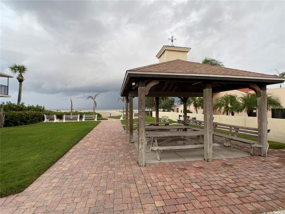 Под контрактом: $612,000 (2 спален, 2 ванн, 1013 Квадратных фут)