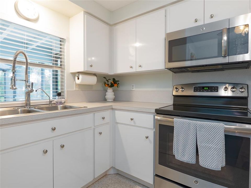 Под контрактом: $612,000 (2 спален, 2 ванн, 1013 Квадратных фут)