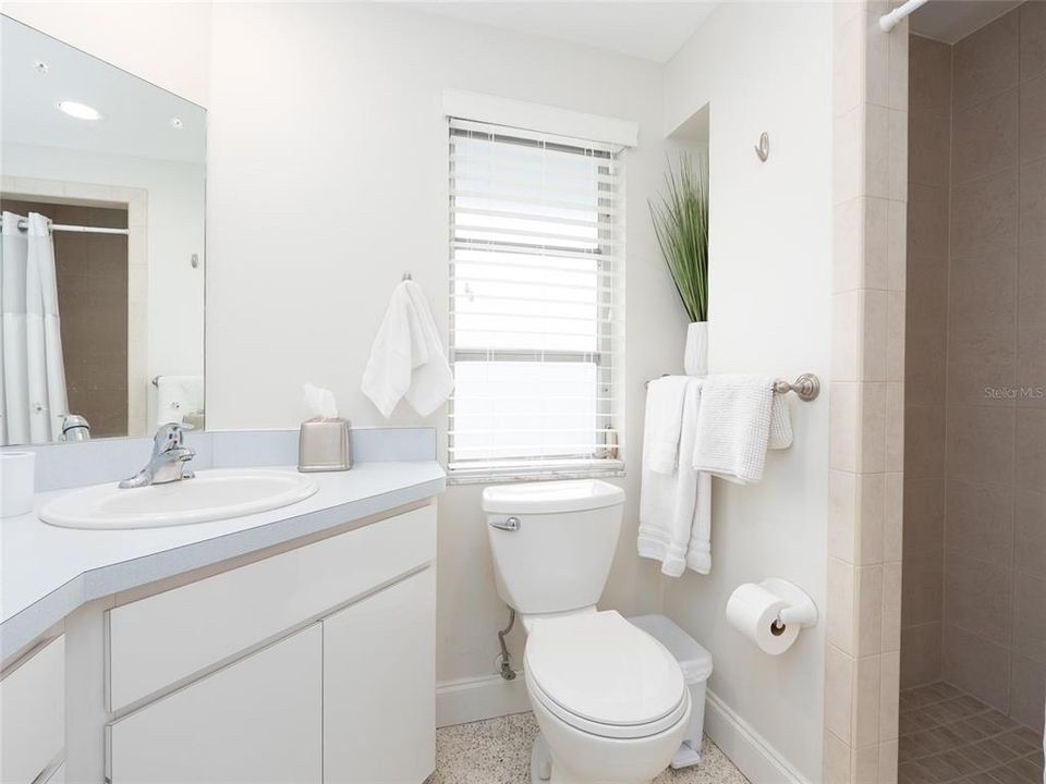 Под контрактом: $612,000 (2 спален, 2 ванн, 1013 Квадратных фут)