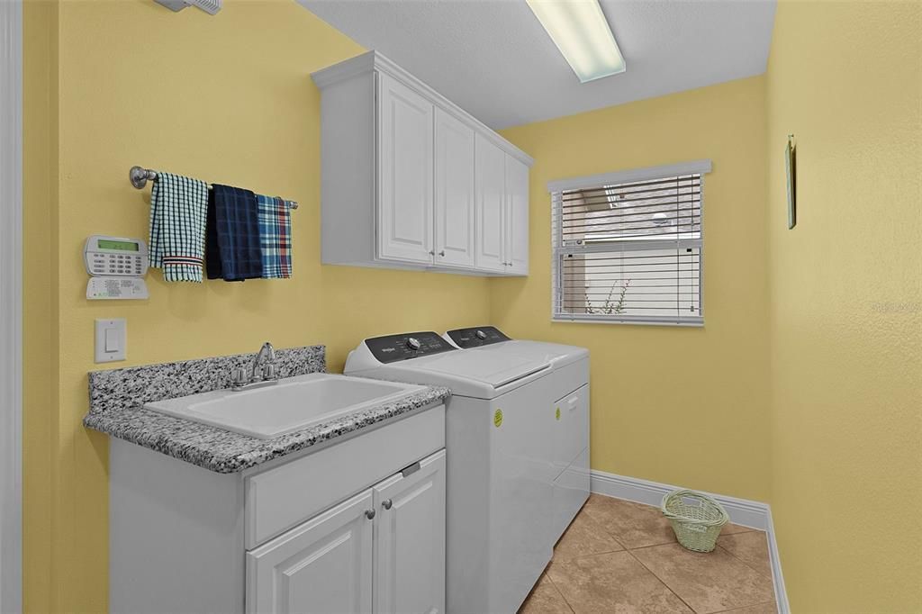 Active With Contract: $926,000 (3 beds, 2 baths, 2465 Square Feet)