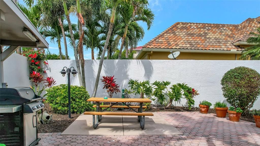 合同活跃: $586,000 (2 贝兹, 2 浴室, 1029 平方英尺)