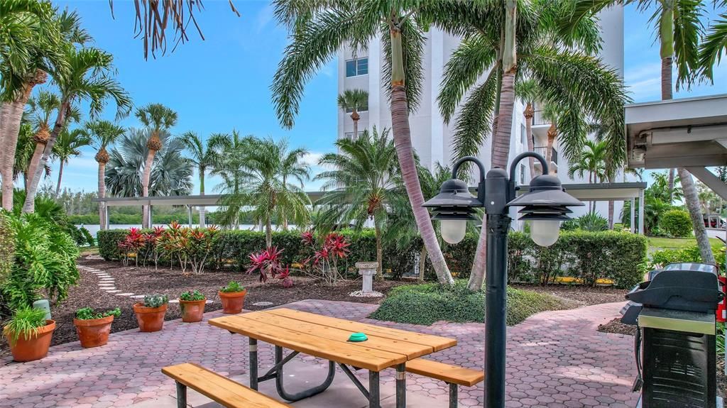 合同活跃: $586,000 (2 贝兹, 2 浴室, 1029 平方英尺)