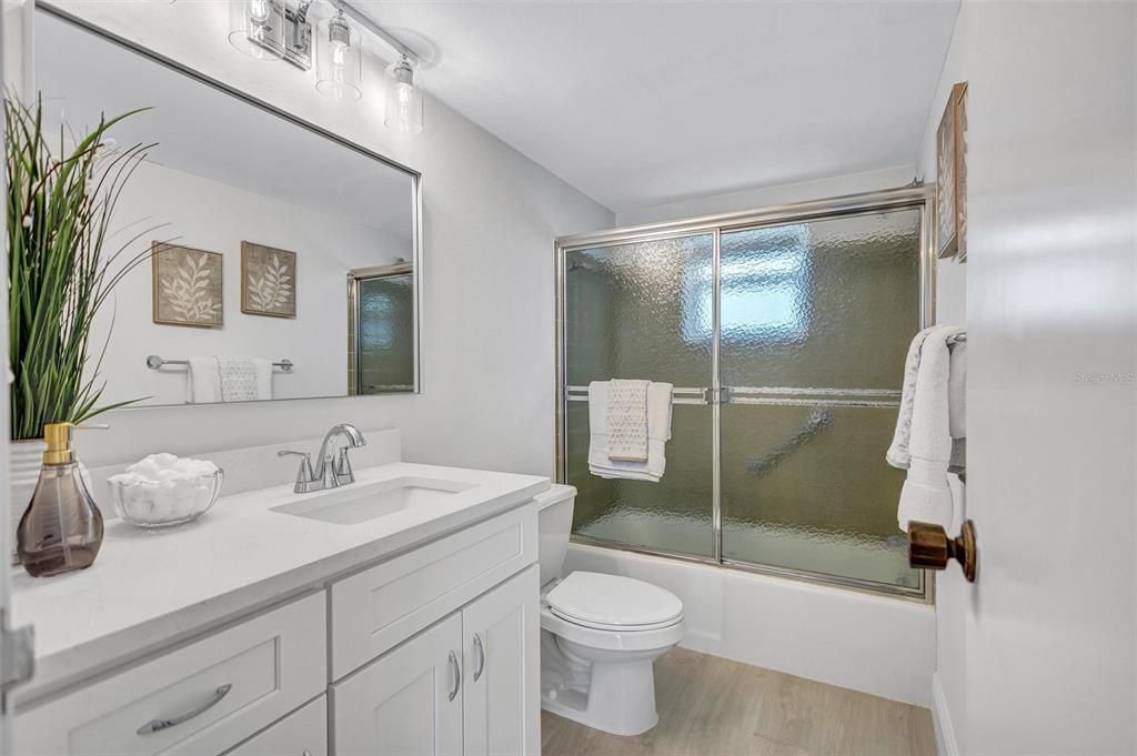 合同活跃: $586,000 (2 贝兹, 2 浴室, 1029 平方英尺)