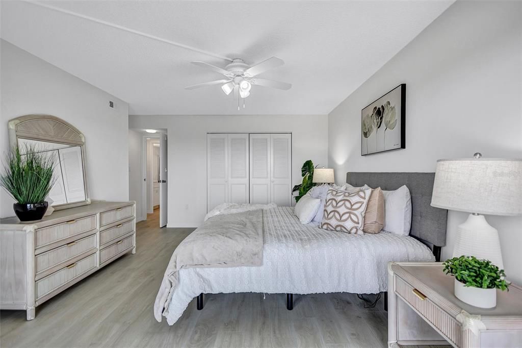 合同活跃: $586,000 (2 贝兹, 2 浴室, 1029 平方英尺)