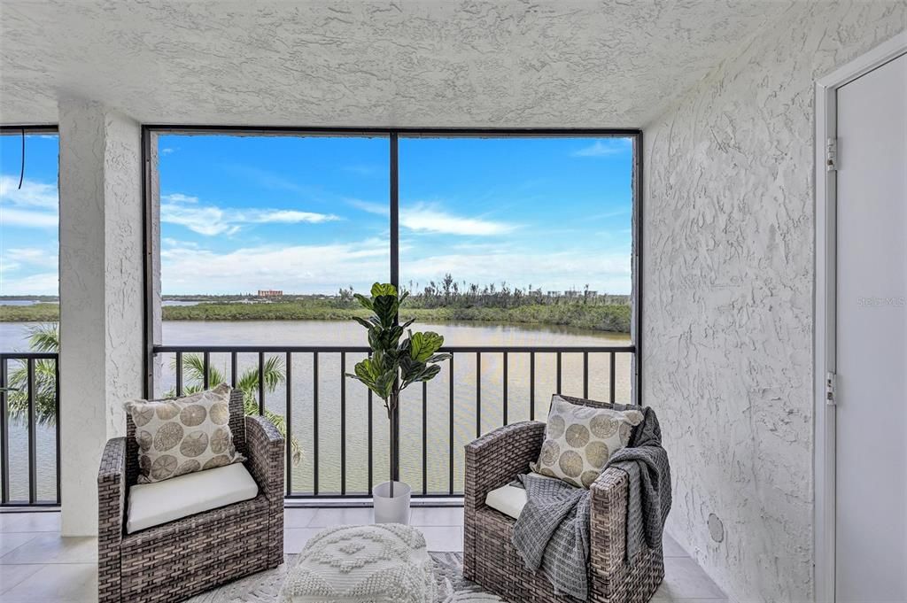 合同活跃: $586,000 (2 贝兹, 2 浴室, 1029 平方英尺)