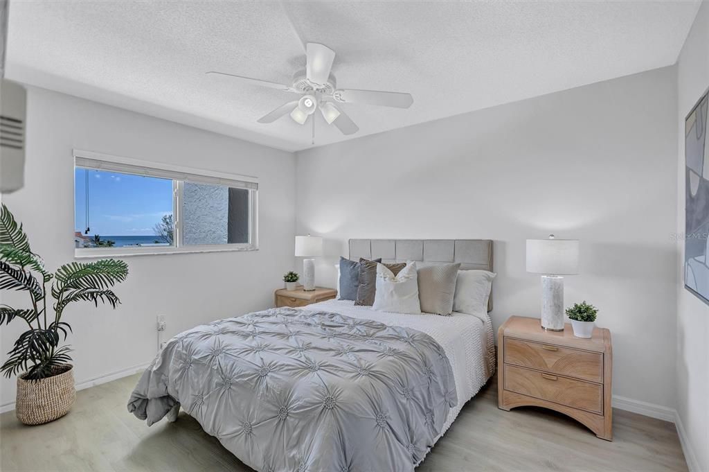 合同活跃: $586,000 (2 贝兹, 2 浴室, 1029 平方英尺)