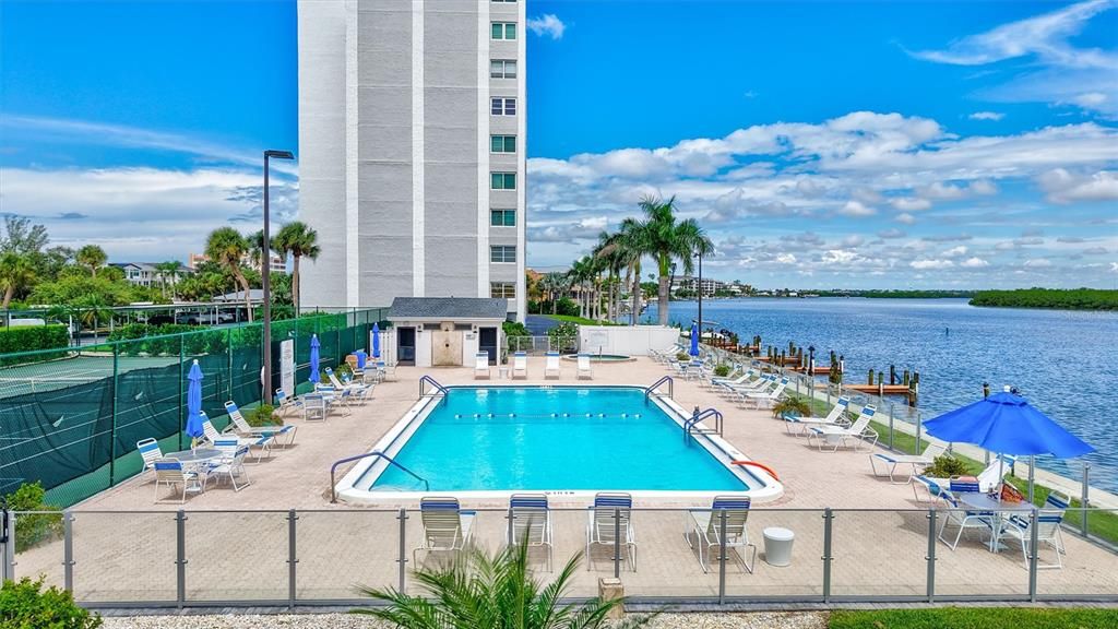 合同活跃: $586,000 (2 贝兹, 2 浴室, 1029 平方英尺)