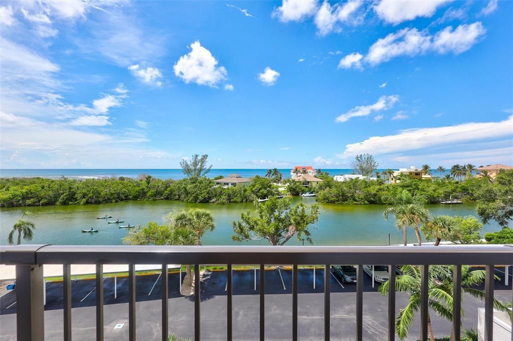 合同活跃: $586,000 (2 贝兹, 2 浴室, 1029 平方英尺)