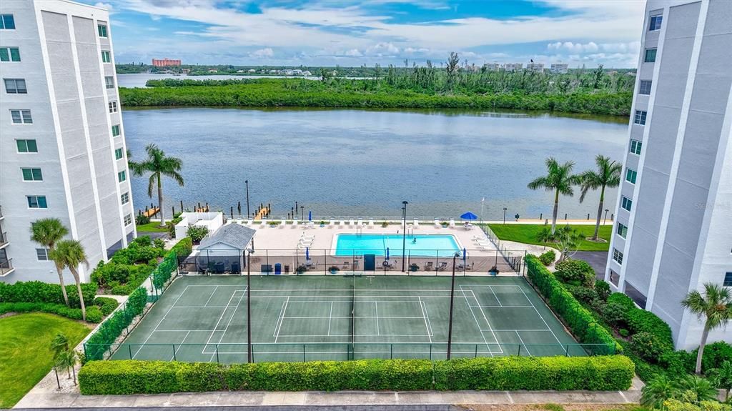 合同活跃: $586,000 (2 贝兹, 2 浴室, 1029 平方英尺)