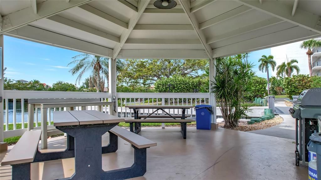 合同活跃: $586,000 (2 贝兹, 2 浴室, 1029 平方英尺)