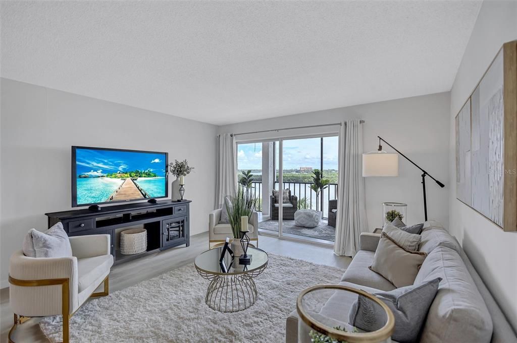 合同活跃: $586,000 (2 贝兹, 2 浴室, 1029 平方英尺)