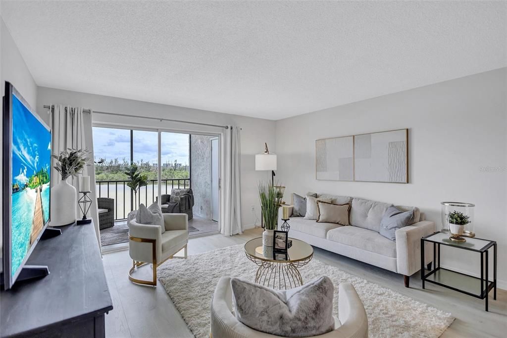 合同活跃: $586,000 (2 贝兹, 2 浴室, 1029 平方英尺)