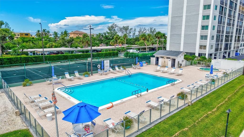 合同活跃: $586,000 (2 贝兹, 2 浴室, 1029 平方英尺)