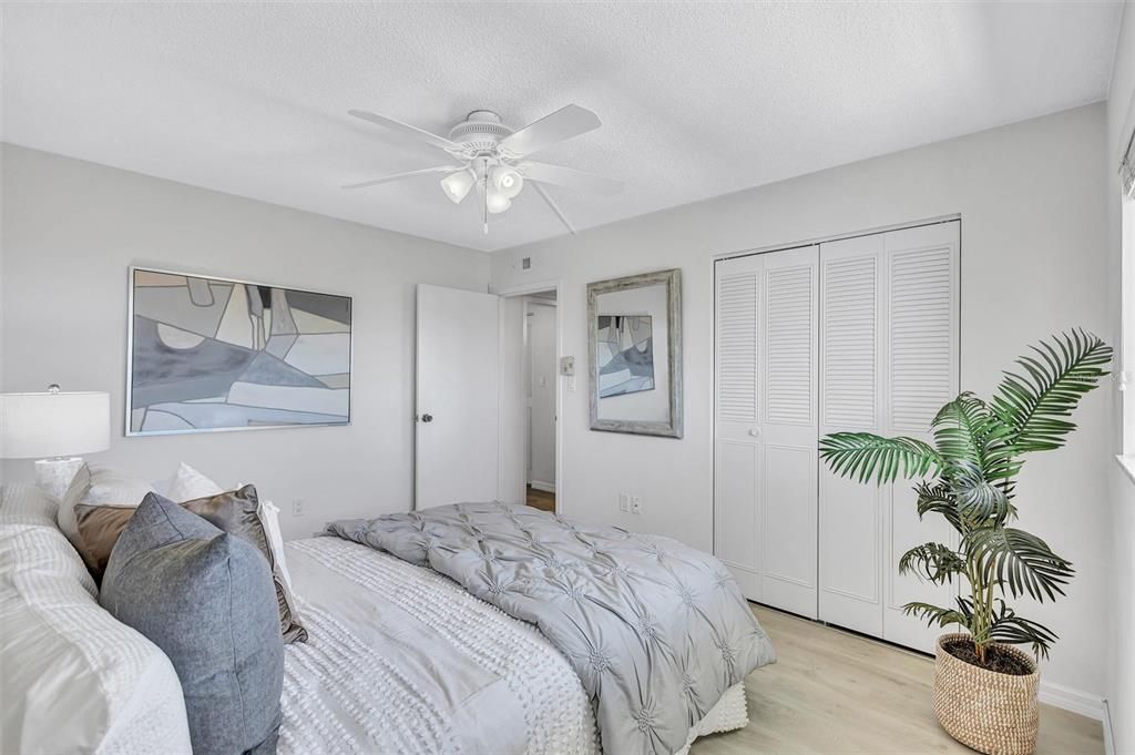 合同活跃: $586,000 (2 贝兹, 2 浴室, 1029 平方英尺)