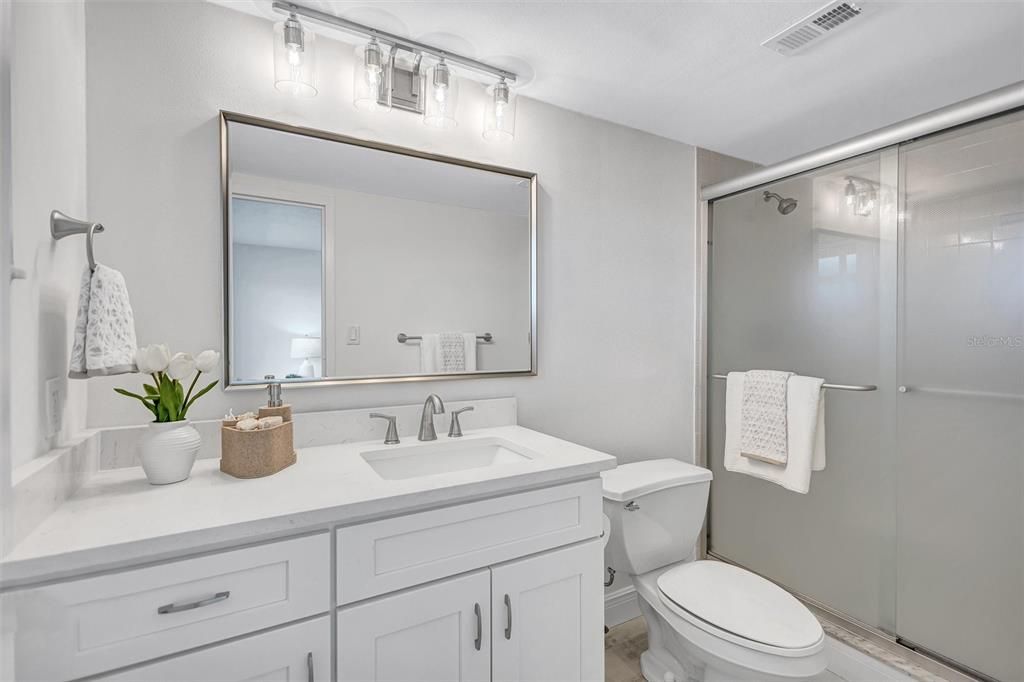 合同活跃: $586,000 (2 贝兹, 2 浴室, 1029 平方英尺)