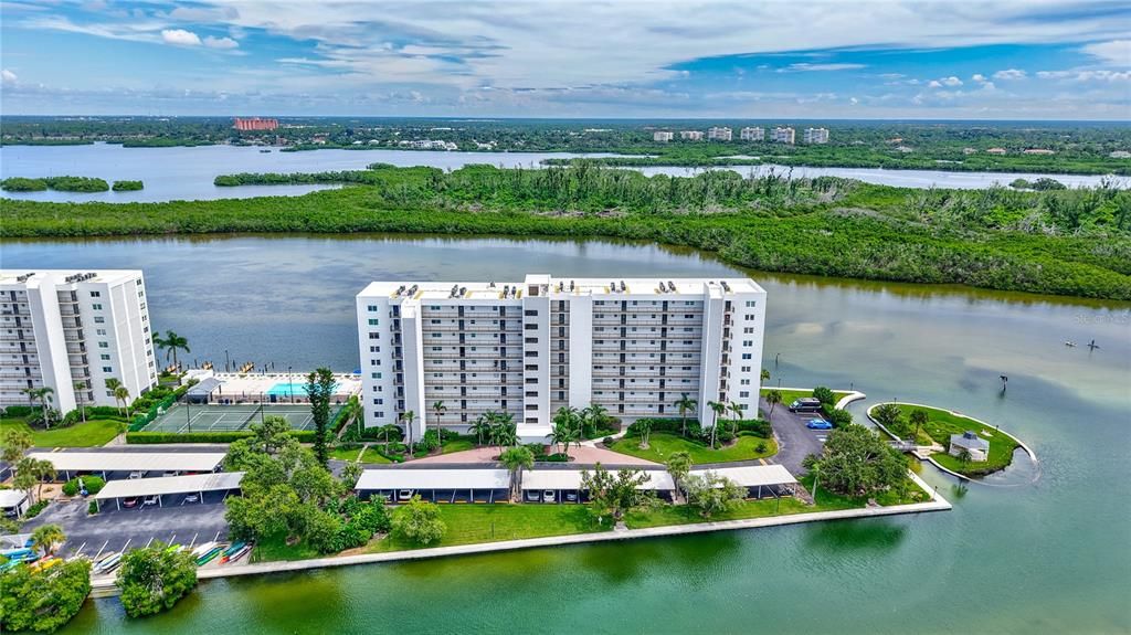 合同活跃: $586,000 (2 贝兹, 2 浴室, 1029 平方英尺)