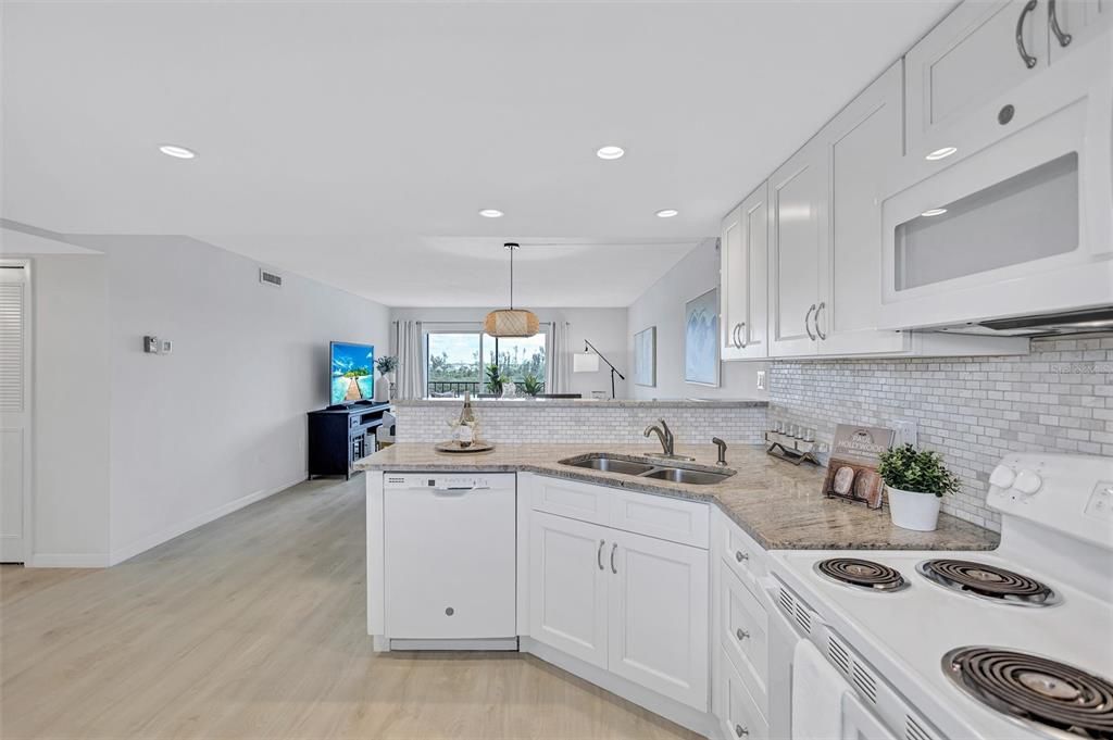 合同活跃: $586,000 (2 贝兹, 2 浴室, 1029 平方英尺)