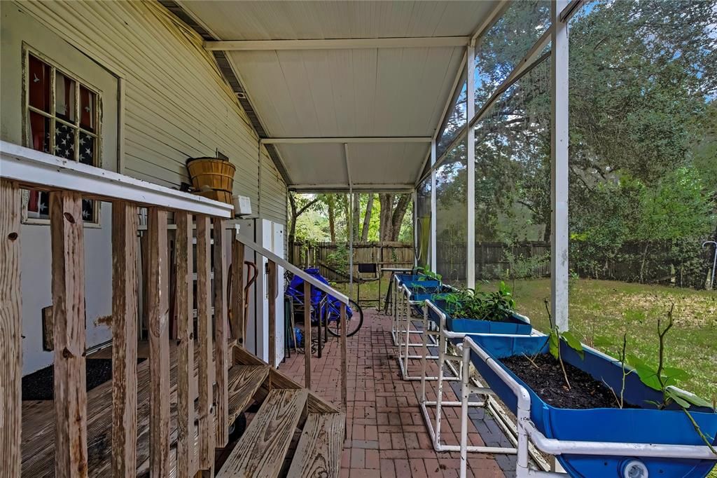 合同活跃: $175,000 (2 贝兹, 2 浴室, 1296 平方英尺)