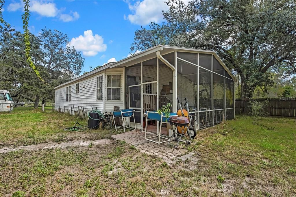 合同活跃: $175,000 (2 贝兹, 2 浴室, 1296 平方英尺)