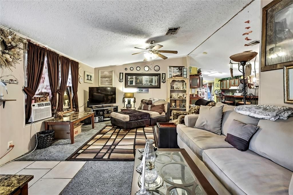 合同活跃: $175,000 (2 贝兹, 2 浴室, 1296 平方英尺)