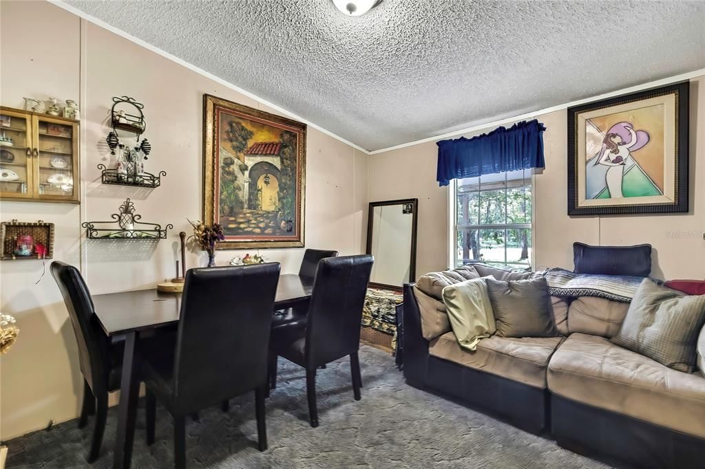 合同活跃: $175,000 (2 贝兹, 2 浴室, 1296 平方英尺)