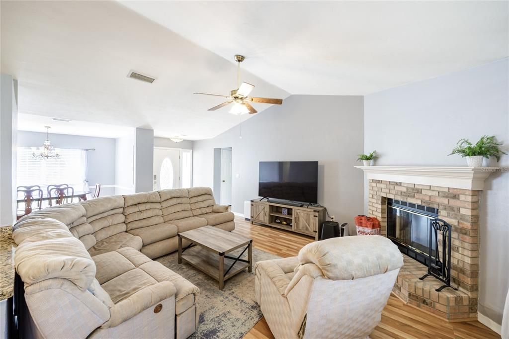 En Venta: $359,000 (3 camas, 2 baños, 1831 Pies cuadrados)