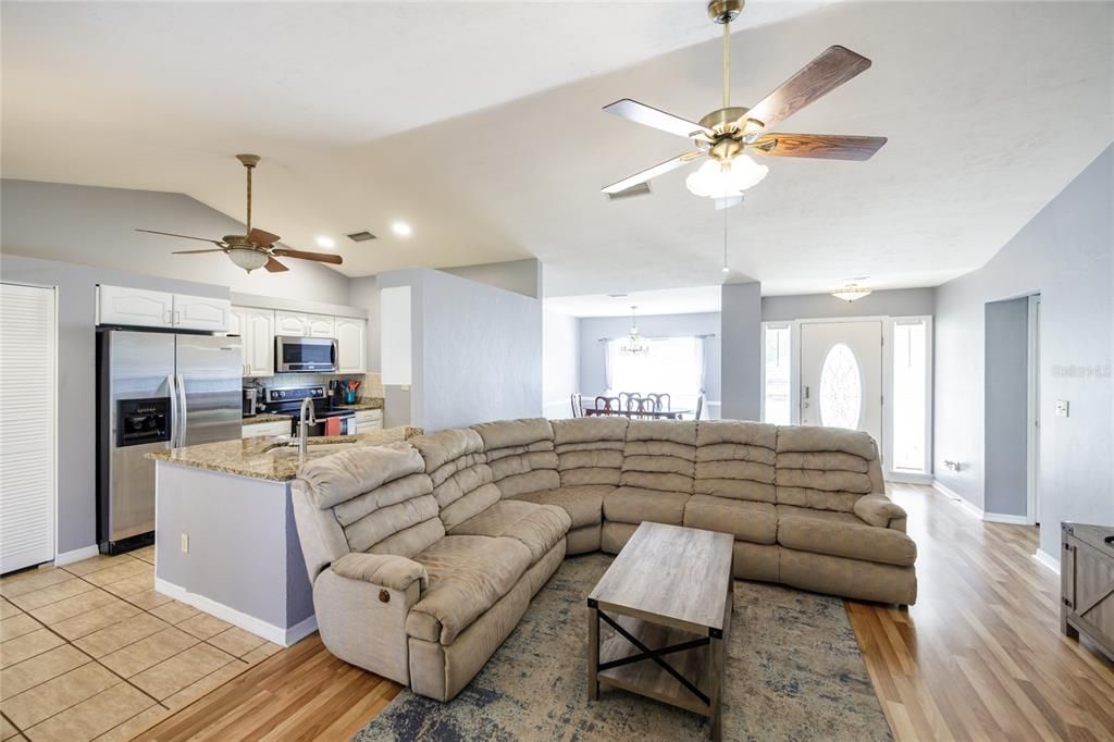 En Venta: $359,000 (3 camas, 2 baños, 1831 Pies cuadrados)