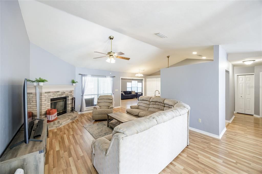 En Venta: $359,000 (3 camas, 2 baños, 1831 Pies cuadrados)