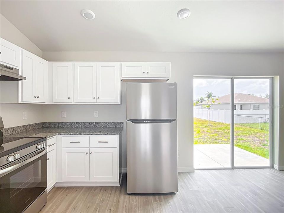 合同活跃: $258,900 (3 贝兹, 2 浴室, 1357 平方英尺)