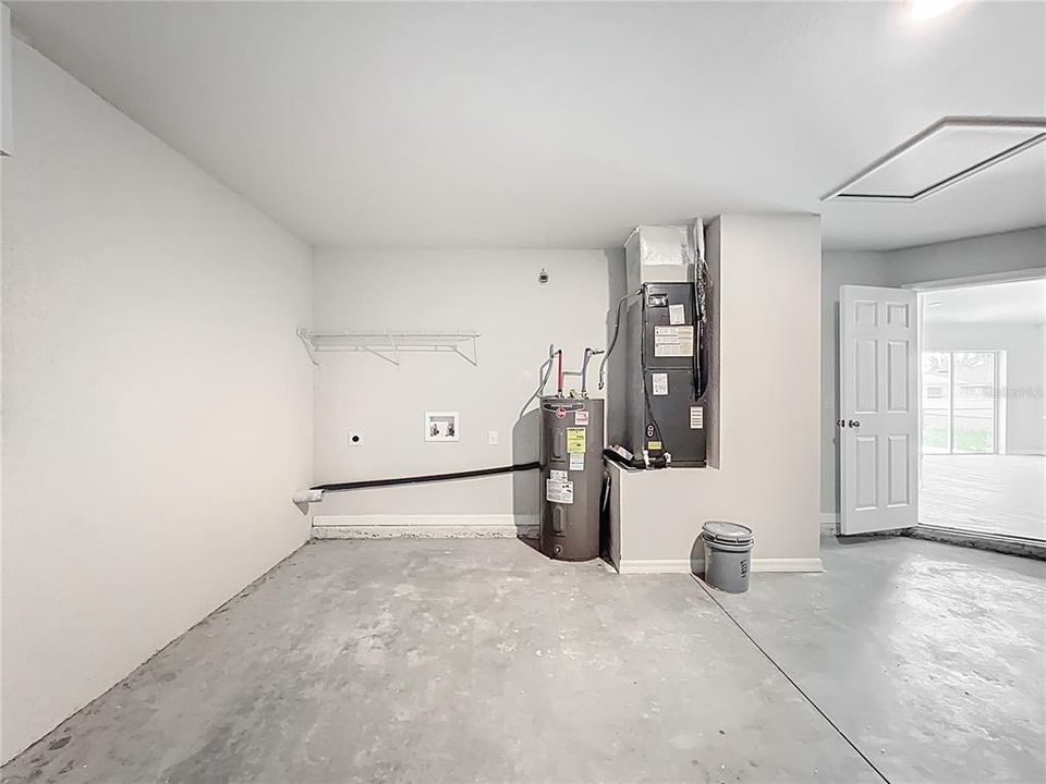 合同活跃: $258,900 (3 贝兹, 2 浴室, 1357 平方英尺)