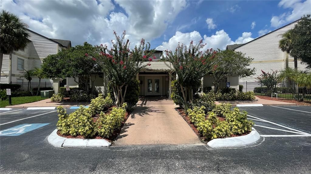 Active With Contract: $1,375 (2 beds, 2 baths, 864 Square Feet)