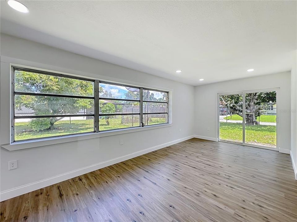 For Sale: $320,000 (3 beds, 2 baths, 1567 Square Feet)