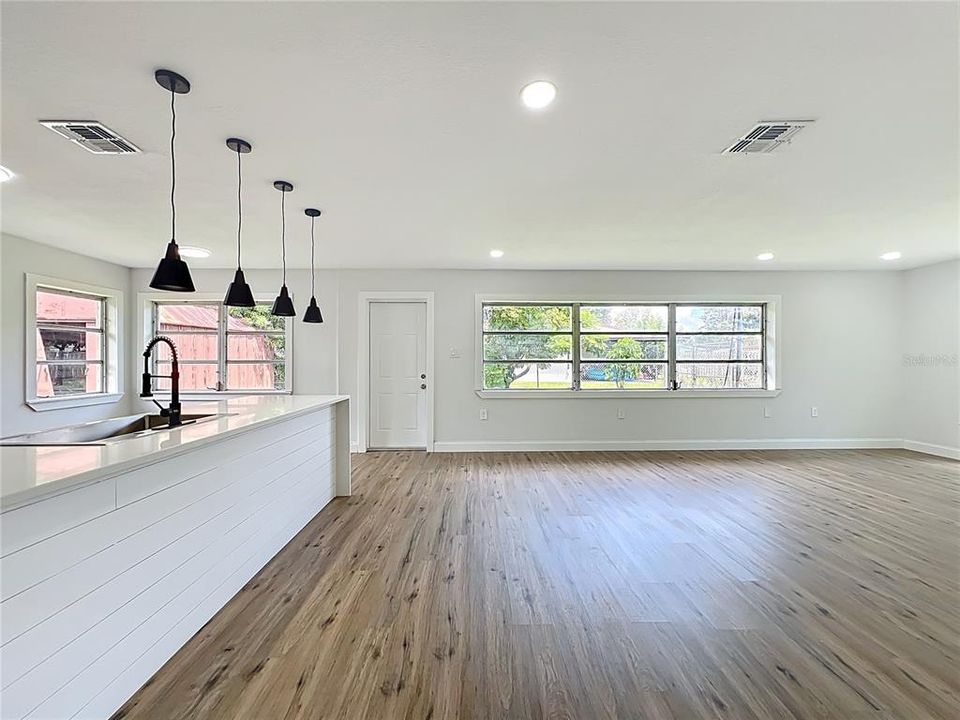 For Sale: $320,000 (3 beds, 2 baths, 1567 Square Feet)