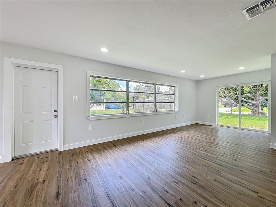 For Sale: $320,000 (3 beds, 2 baths, 1567 Square Feet)