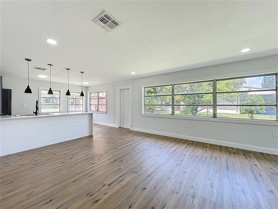 For Sale: $320,000 (3 beds, 2 baths, 1567 Square Feet)