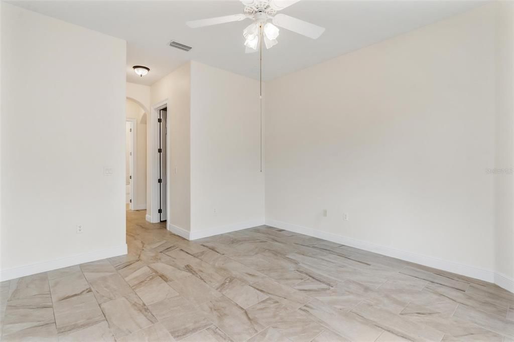 Activo con contrato: $399,999 (3 camas, 2 baños, 2284 Pies cuadrados)