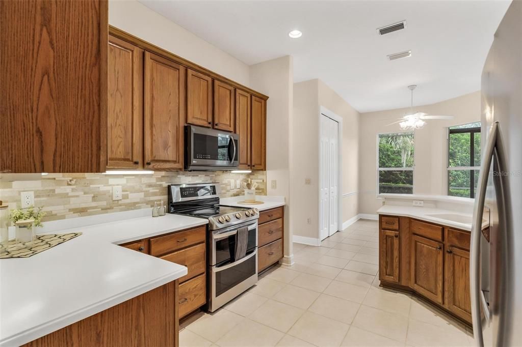 Activo con contrato: $399,999 (3 camas, 2 baños, 2284 Pies cuadrados)