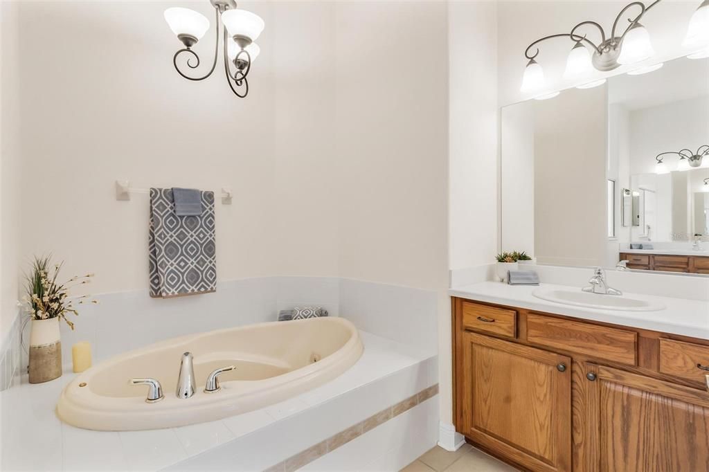 Activo con contrato: $399,999 (3 camas, 2 baños, 2284 Pies cuadrados)