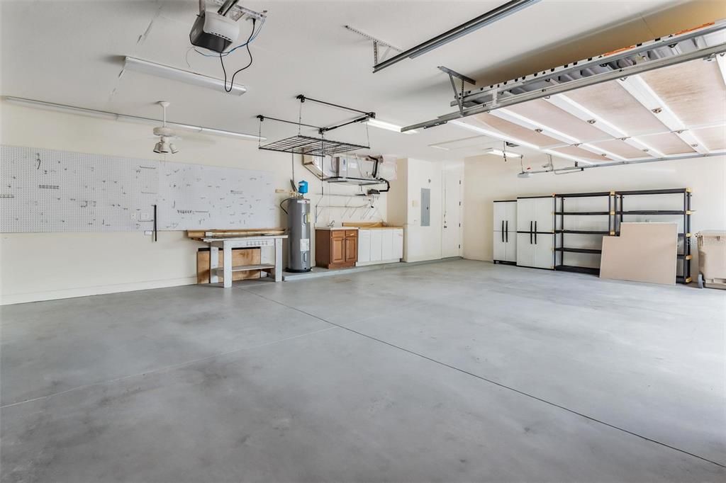 Activo con contrato: $399,999 (3 camas, 2 baños, 2284 Pies cuadrados)