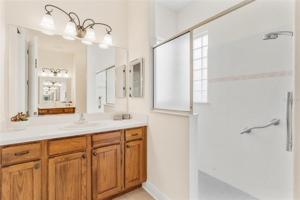 Activo con contrato: $399,999 (3 camas, 2 baños, 2284 Pies cuadrados)