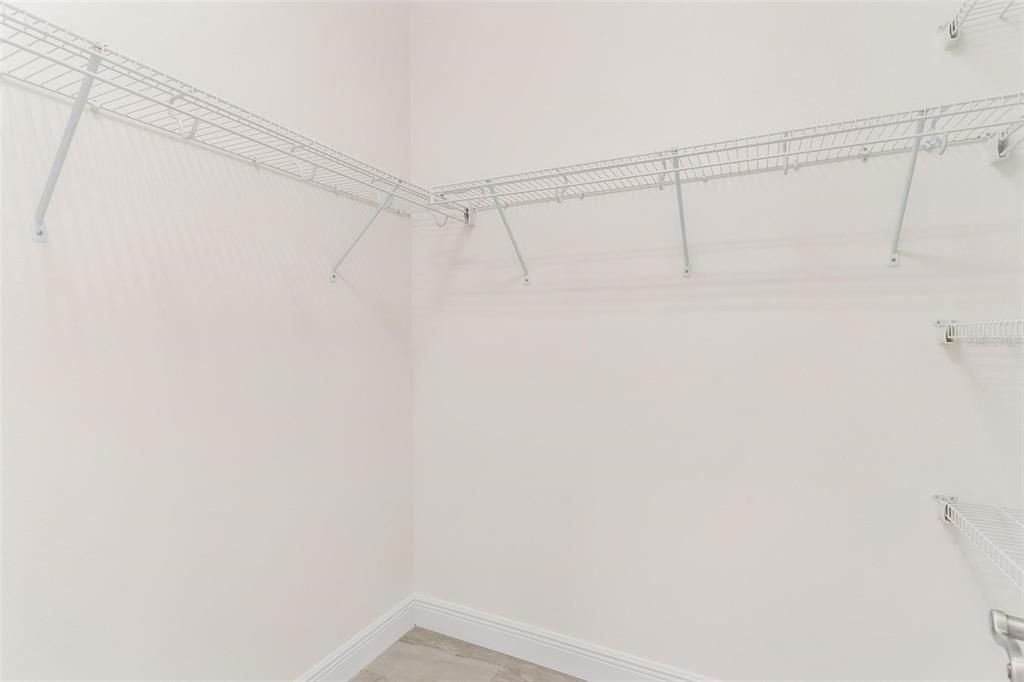 Activo con contrato: $399,999 (3 camas, 2 baños, 2284 Pies cuadrados)