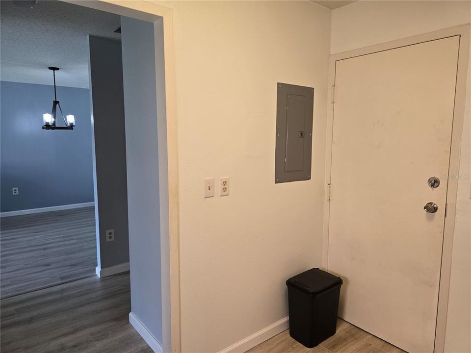 合同活跃: $1,400 (1 贝兹, 1 浴室, 670 平方英尺)